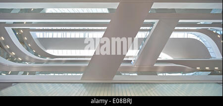 Nummer eins Riverside, Rochdale, Vereinigtes Königreich. Architekt: FaulknerBrowns, 2014. Panorama Zusammenfassung von Linkways und Lichtkuppeln. Stockfoto