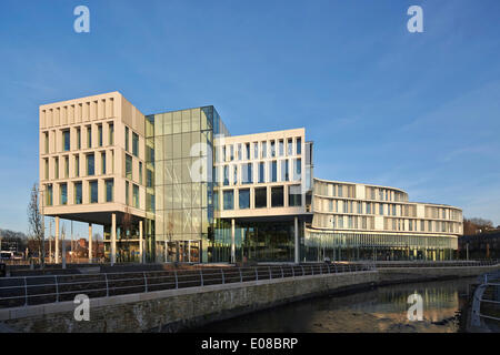 Nummer eins Riverside, Rochdale, Vereinigtes Königreich. Architekt: FaulknerBrowns, 2014. Gebäude-Höhe über Fluss. Stockfoto