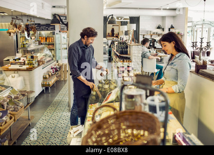 Verkäufer im Supermarkt Stockfoto