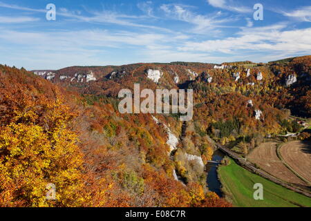 Blick auf Burg Wildenstein Schloss und Donautal im Herbst, Naturpark obere Donau, Schwäbische Alb, Baden-Württemberg, Deutschland, Europa Stockfoto