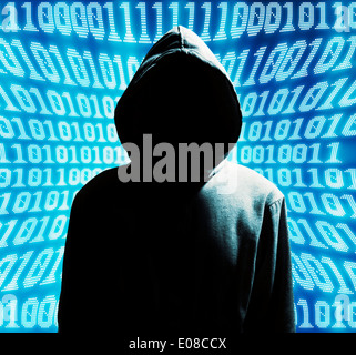 ein Hacker mit einer Kapuze über einen Bildschirm mit Binär-code Stockfoto