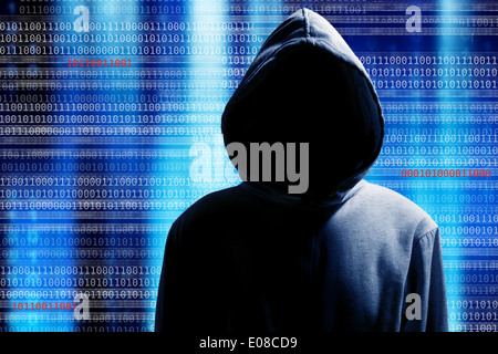 ein Hacker mit einer Kapuze über einen Bildschirm mit Binär-code Stockfoto