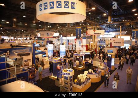 Houston, USA. 5. Mai 2014. Besucher der Offshore Technology Conference (OTC) in Houston, USA, 5. Mai 2014. Mehr als 2.000 Dienstleister aus fast 100 Ländern und Regionen nahmen an dieser 4-Tages-Konferenz, die am 5. Mai startete. © Lied Qiong/Xinhua/Alamy Live-Nachrichten Stockfoto
