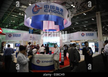Houston, USA. 5. Mai 2014. Menschen besuchen Sie den Stand der China National Offshore Oil Corp. (CNOOC) bei Offshore Technology Conference (OTC) in Houston, USA, 5. Mai 2014. Mehr als 2.000 Dienstleister aus fast 100 Ländern und Regionen nahmen an dieser 4-Tages-Konferenz, die am 5. Mai startete. © Lied Qiong/Xinhua/Alamy Live-Nachrichten Stockfoto
