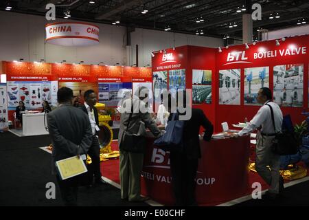 Houston, USA. 5. Mai 2014. Besucher der Offshore Technology Conference (OTC) in Houston, USA, 5. Mai 2014. Mehr als 2.000 Dienstleister aus fast 100 Ländern und Regionen nahmen an dieser 4-Tages-Konferenz, die am 5. Mai startete. © Lied Qiong/Xinhua/Alamy Live-Nachrichten Stockfoto