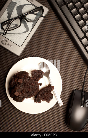 Muffin und Technologie-Objekte Stockfoto