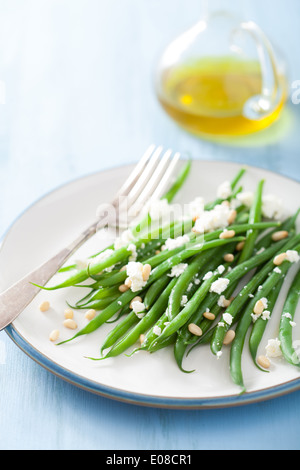 grüne Bohnen-Salat mit Ziegenkäse und Pinienkernen Stockfoto