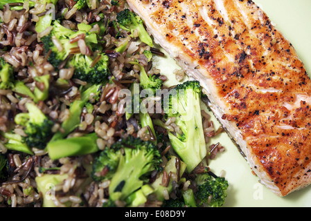 Alaska Lachs Abendessen. Wildlachs, Reis und Broccoli. Stockfoto