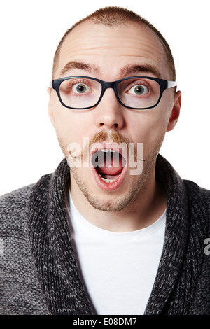 Jungen Mann mit weit aufgerissenen Augen überrascht. Gesichtsausdruck. Stockfoto