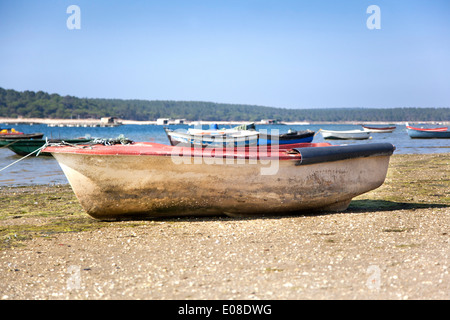 Alte und verlassene Ruderboot am Strand Stockfoto