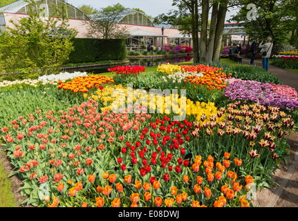 KEUKENHOF TULIP GÄRTEN SPEKTAKULÄRE BLUMENBEETE UND GEBÄUDEN IM FRÜHLING HOLLAND Stockfoto