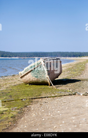 Alte und verlassene Ruderboot am Strand. Lagoa de Albufeira Strand, Sesimbra, Portugal. Stockfoto