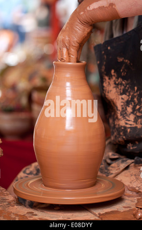 Hände eines Töpfers, erstellen ein Glas auf den Kreis Stockfoto