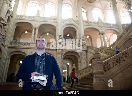 Berlin, Deutschland. 6. Mai 2014. Beklagte Sebastian Schmidtke (vorne), Berlin Vorsitzender der rechtsextremen nationale demokratische Partei von Deutschland (NPD), wartet für den Beginn seines Prozesses für Volksverhetzung ("Anstiftung des beliebten Hasses") am Amtsgericht Tiergarten in Berlin, Deutschland, 6. Mai 2014. Schmidtke und seine Mitangeklagten vorgeworfen Aushändigung etwa 4.000 CDs mit Inhalten, die beliebte Volksverhetzung in Schulhöfen zwischen August 2011 und Mai 2012. Schmidtke war stellvertretender Vorsitzender der NPD Berlin zur Zeit. Foto: BERND VON JUTRCZENKA/DPA/Alamy Live-Nachrichten Stockfoto