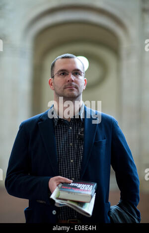 Berlin, Deutschland. 6. Mai 2014. Beklagte Sebastian Schmidtke (vorne), Berlin Vorsitzender der rechtsextremen nationale demokratische Partei von Deutschland (NPD), wartet für den Beginn seines Prozesses für Volksverhetzung ("Anstiftung des beliebten Hasses") am Amtsgericht Tiergarten in Berlin, Deutschland, 6. Mai 2014. Schmidtke und seine Mitangeklagten vorgeworfen Aushändigung etwa 4.000 CDs mit Inhalten, die beliebte Volksverhetzung in Schulhöfen zwischen August 2011 und Mai 2012. Schmidtke war stellvertretender Vorsitzender der NPD Berlin zur Zeit. Foto: BERND VON JUTRCZENKA/DPA/Alamy Live-Nachrichten Stockfoto