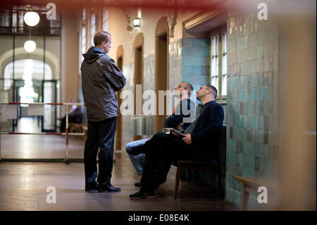 Defendants Sebastian Schmidtke (R), Berlin Vorsitzender der rechtsextremen nationale demokratische Partei von Deutschland (NPD) und NPD-Funktionär Sebastian Thom warten für den Start ihres Prozesses für Volksverhetzung ("Anstiftung des beliebten Hasses") mit einem Rechtsanwalt am Amtsgericht Tiergarten in Berlin, Deutschland, 6. Mai 2014. Schmidtke und seine Mitangeklagten vorgeworfen Aushändigung etwa 4.000 CDs mit Inhalten, die beliebte Volksverhetzung in Schulhöfen zwischen August 2011 und Mai 2012. Schmidtke war stellvertretender Vorsitzender der NPD Berlin zur Zeit. Foto: BERND VON JUTRCZENKA/DPA Stockfoto