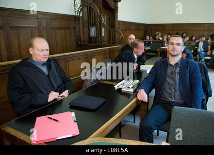 Defendants Sebastian Schmidtke (R), Berlin Vorsitzender der rechtsextremen nationale demokratische Partei von Deutschland (NPD) und NPD-Funktionär Sebastian Thom (überdacht) warten auf den Start ihres Prozesses für Volksverhetzung ("Anstiftung des beliebten Hasses") mit einem Juristen Andreas Junge (3-L) und Carsten Schrank (L) in einem Gerichtssaal des Amtsgerichts Tiergarten in Berlin, Deutschland, 6. Mai 2014. Schmidtke und seine Mitangeklagten vorgeworfen Aushändigung etwa 4.000 CDs mit Inhalten, die beliebte Volksverhetzung in Schulhöfen zwischen August 2011 und Mai 2012. Schmidtke war stellvertretender Vorsitzender der Berliner NPD bei der Stockfoto