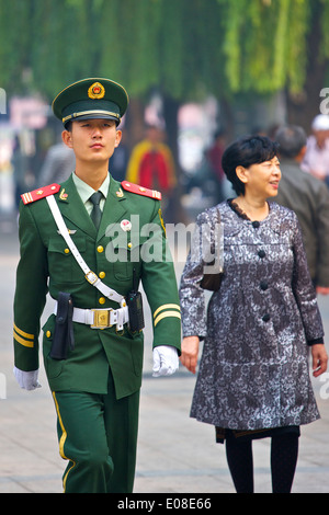 Allein marschieren, Patrouillen junger Menschen Liberation Army Soldat die Straßen vom Platz des himmlischen Friedens in Beijing. Stockfoto