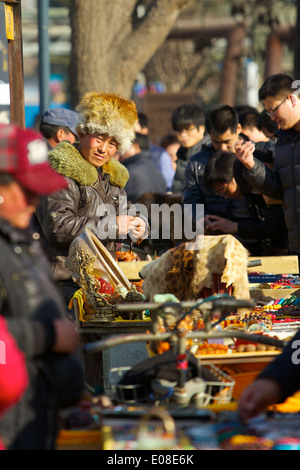 Market Trader In der 798 Art Zone in Peking, China. Stockfoto