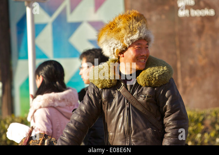 Gut gekleidet Markt Trader In der 798 Art District, Beijing, China. Stockfoto