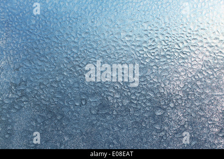 Textur von gefrorenem Wasser sinkt auf Glas Stockfoto