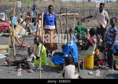 Malakal, Upper Nile Staat Südsudan. 1. Mai 2014. Malakal, ist eine wichtige Stadt im ölreichen oberer Nil Zustand entvölkerten geworden, nachdem Rebellen es eroberte und viele Menschen, mehr als 18.000 Menschen flohen in das UN-Lager, und getötet nachdem die Regierung Malakal noch erholt sind viele Bewohner in Angst vor der Rückkehr in ihre Heimat. Samir Bol/ZUMAPRESS.com/Alamy © Live-Nachrichten Stockfoto