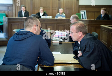 Berlin, Deutschland. 6. Mai 2014. Beklagte und NPD-Funktionär Sebastian Thom (L) im Gespräch mit seinem Anwalt Andreas Junge (R) bei seinem Prozess für Volksverhetzung ("Anstiftung des beliebten Hasses") in einem Gerichtssaal des Amtsgerichts Tiergarten in Berlin, Deutschland, 6. Mai 2014. Schmidtke und seine Mitangeklagten vorgeworfen Aushändigung etwa 4.000 CDs mit Inhalten, die beliebte Volksverhetzung in Schulhöfen zwischen August 2011 und Mai 2012. Schmidtke war stellvertretender Vorsitzender der NPD Berlin zur Zeit. Foto: BERND VON JUTRCZENKA/DPA/Alamy Live-Nachrichten Stockfoto