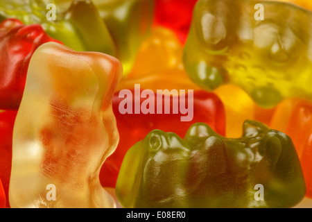 Gummibärchen, bunten Gelee tragen Bonbons Satz isoliert auf weiss Stockfoto