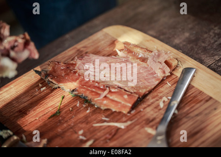 Herstellung geräucherter Zander auf Schneidebrett Stockfoto