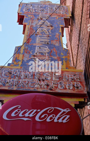 Zeichen aus der Vergangenheit, Vintage Coca Cola Zeichen In Chinatown, San Francisco. Stockfoto