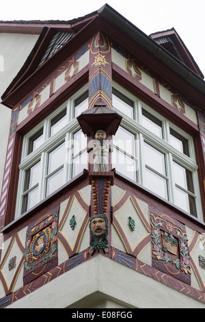 Historisches Fachwerkhaus beherbergt (Detail) entlang der Mosel im Dorf Pünderich Stockfoto