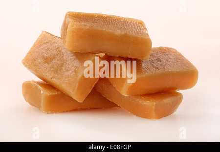 STAPEL VON TOFFEE-STÜCKEN Stockfoto