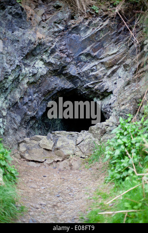 Eingangstunnel eines ehemaligen Mangan-Mine in Porth Ysgo, Aberdaron teilweise zugemauert Stockfoto