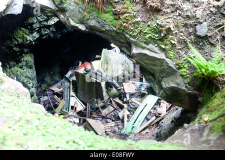 In der ehemaligen Mangan-Mine in Porth Ysgo Aberdaron das ist voller Müll / gemischte verweigern Stockfoto