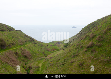 Ein Blick von der Klippe über Porth Ysgo Blick über die Bucht / Strand in Richtung Aberdaron Stockfoto