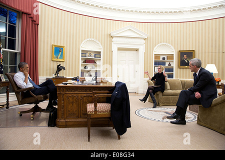 US-Präsident Barack Obama trifft sich mit Kathryn Ruemmler, Berater des Präsidenten und Chef des Stabes Denis McDonough im Oval Office des weißen Hauses 3. Februar 2014 in Washington, DC. Stockfoto