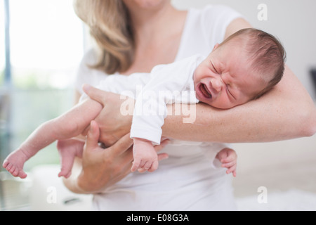 Mutter umarmt ihr neugeborenes baby Stockfoto