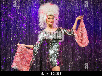 Berlin, Deutschland. 6. Mai 2014. Desiree Nick Posen während der Präsentation des Erben neue Show "Retro-Muschi" im Tipi bin Kanzleramt in Berlin, Deutschland, 6. Mai 2014. Die Show läuft vom 07. Mai bis 1. Juni 2014. Foto: DPA/Alamy HANNIBAL Live-Nachrichten Stockfoto
