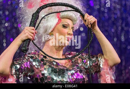Berlin, Deutschland. 6. Mai 2014. Desiree Nick Posen während der Präsentation des Erben neue Show "Retro-Muschi" im Tipi bin Kanzleramt in Berlin, Deutschland, 6. Mai 2014. Die Show läuft vom 07. Mai bis 1. Juni 2014. Foto: DPA/Alamy HANNIBAL Live-Nachrichten Stockfoto