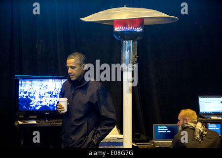 US-Präsident Barack Obama trinkt Tee backstage vor der Bereitstellung von Bemerkungen über die Pensionierung Politik hervorgehoben in der Rede zur Lage der Union, die Vereinigten Staaten Steel Corporation Irvin 29. Januar 2014 im Werk West Mifflin, Pennsylvania. Stockfoto