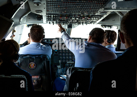 US-Präsident Barack Obama fällt durch die Air Force One Cockpit auf seiner Flucht nach Pittsburgh 29. Januar 2014. Stockfoto