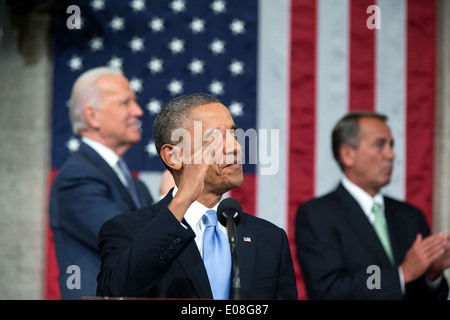 US Präsident Barack Obama räumt US Army Ranger Sergeant First Class Cory Remsburg während seiner Rede zur Lage der Union im Haus Saal auf dem US-Kapitol 28. Januar 2014 in Washington, DC. Stockfoto