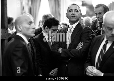 US-Präsident Barack Obama mit Sergeant At Arms und Mitglieder des Kongresses wartet vor dem Eintritt in das Haus Kammer um den Zustand der Anschluß-Adresse auf dem US-Kapitol 28. Januar 2014 in Washington, DC zu liefern. Mit dem Präsidenten stehen, von links: Paul Irving, Haus des Sergeant At Arms; Mehrheitsführer Eric Cantor, Senator John Thune und Terrance Gainer Senat Sergeant At Arms. Stockfoto