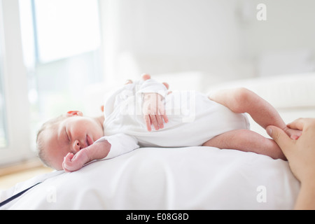 Mutter halten Babys Füße Stockfoto