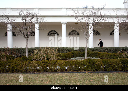 US-Präsident Barack Obama allein die Kolonnade des weißen Hauses auf seinem Weg zum Oval Office 28. Januar 2014 in Washington, DC entlang Spaziergänge. Stockfoto