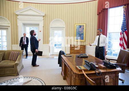 US-Präsident Barack Obama arbeitet mit Director Speechwriting Cody Keenan und Ben Rhodes, stellvertretender nationaler Sicherheitsberater für strategische Kommunikation, prep für die Rede zur Lage der Nation im Oval Office des weißen Hauses 23. Januar 2014 in Washington, DC. Stockfoto