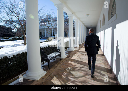 US-Präsident Barack Obama geht allein an einem Wintertag entlang der Kolonnade des weißen Hauses 22. Januar 2014 in Washington, DC. Stockfoto