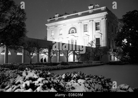 US-Präsident Barack Obama geht in die Residenz mit Stabschef Denis McDonough nach einem Tag voller Meetings im Westflügel des weißen Hauses in einer verschneiten Nacht 21. Januar 2014 in Washington, DC. Stockfoto