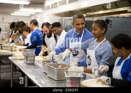 US-Präsident Barack Obama und seine Tochter Sasha montieren Burritos während eines Martin Luther King, Jr. Service Event im DC Zentralküche 20. Januar 2014 in Washington, DC. Stockfoto