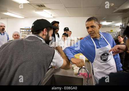 US-Präsident Barack Obama begrüßt Mitarbeiter und Freiwilligen mit einem Ellbogen Beule während eines Martin Luther King, Jr. Service Event im DC Zentralküche 20. Januar 2014 in Washington, DC. Stockfoto